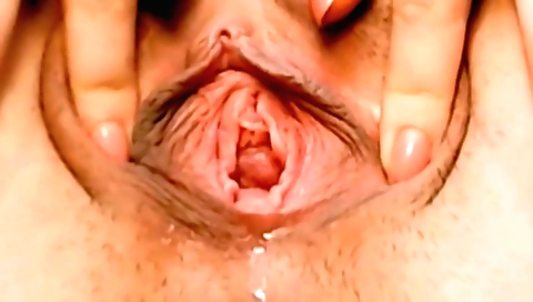 Solo woman with natural boobs gets her pussy filled