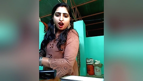 Bhabhi shows her body and gives a blowjob on camera