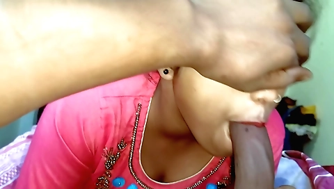 Indian amateur video showing how she sucks a dildo