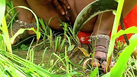 Amateur woman gets fingered by her boyfriend outside