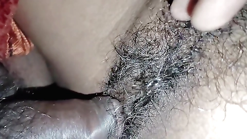 Busty hottie cumming in her hairy pussy in amateur video