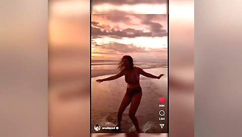 Webcam solo video camera chick shows off her big boobs