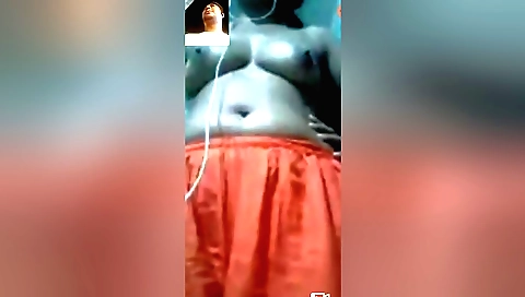 Indian amateur webcam video of a nude brunette girl