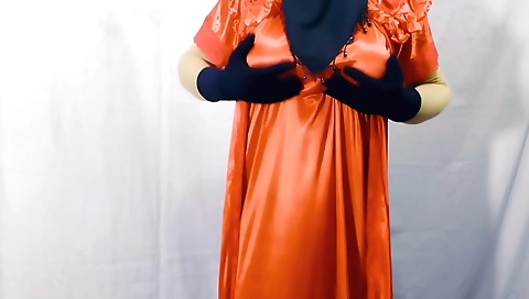 Indian babe in a sexy solo video is naked and sexy