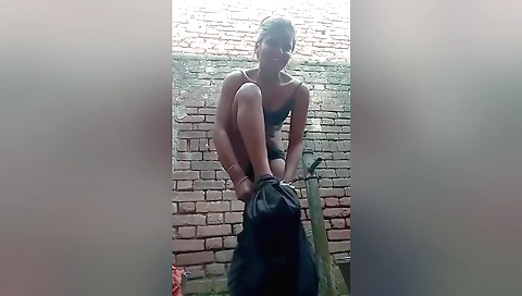 A sexy amateur video show a girl in a nude position