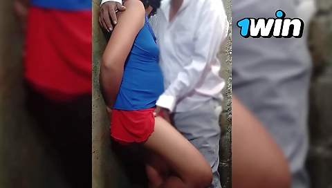Indian girl gets fucked outdoors in outdoor sex video