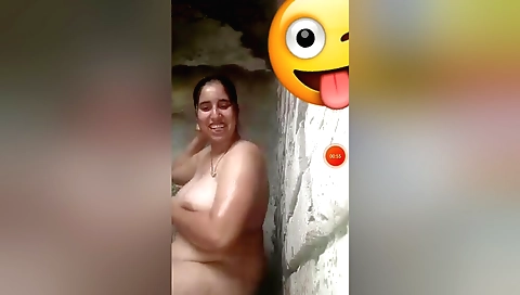 Bhabhi with a hot body relaxes on the bath in solo video