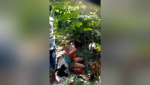 Indian girl gets fucked by a guy in amateur outdoor porn