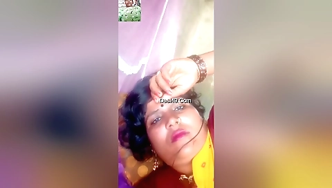 Bhabhi plays with her body in the village webcam video