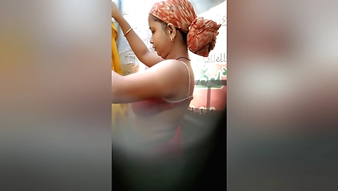 Hottest brunette bhabhi with all the sensual action in bed