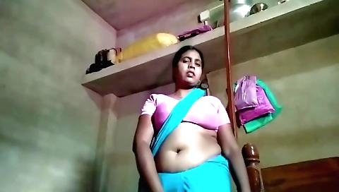 Indian chick with a beautiful body naked in the kitchen
