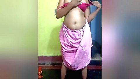 Indian girl shows off her body in her homemade video