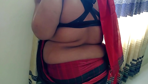 Indian milf 18+ tamil cachi came to the house during holi