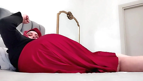 Indian chick 19+ shows her natural boobs and big booty online