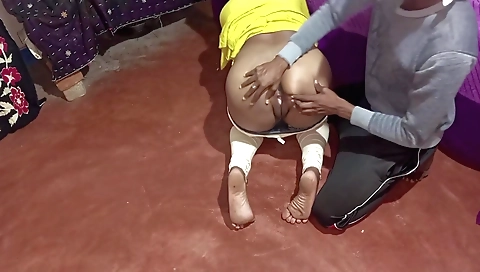 Webcam amateur beauty with round ass makes herself sexy