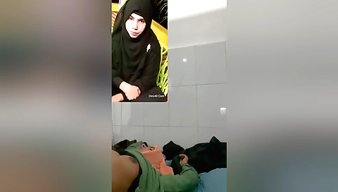 Amateur naked chick sucking dick and fucking in bed