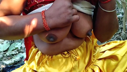 Indian virgin girl is a virgin girl and she likes to fuck