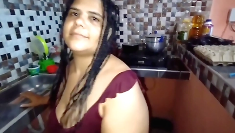 Indian amateur brunette shows off her ass on the cam