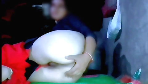 Sexy solo brunette in a sexy amateur video with her pussy