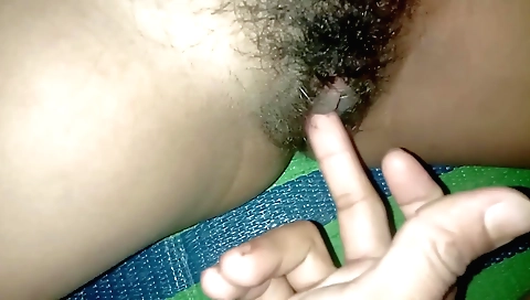 Amateur hairy babe shows off hairy pussy on hd video