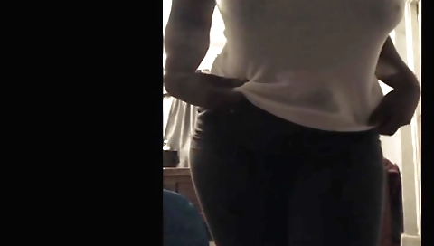 Amateur milf makes herself naked and gives a blowjob