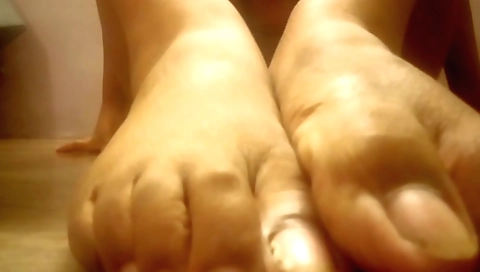 Sexy stepsister-in-law fingers relax with her fingers