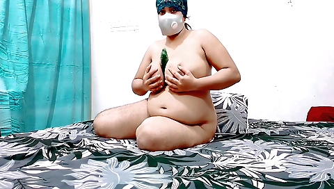 Muslim girl shows herself naked in an amateur video