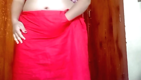 Indian chick with a big ass squirts a pussy on camera