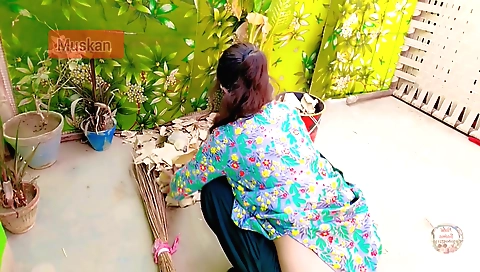 Teen amateur takes a hot shower and seduces men around