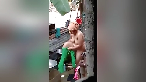 Indian milf in her bathing suit gets naked in the pool