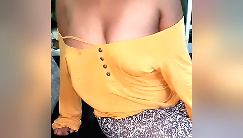 Indian hottie with a sexy body in amateur solo video